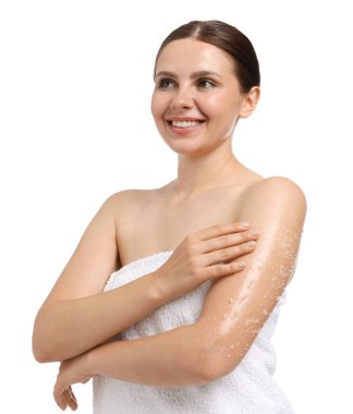 Gülümseyen kadın beyaz arka planda vücudunu koluna ovalıyor.