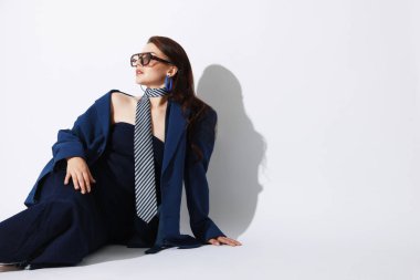 Beyaz arka planda şık giyinmiş genç bir kadın, mesaj için boşluk.