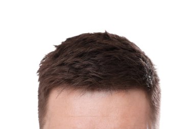 Beyaz arka planda, closeup kahverengi saçlı adam
