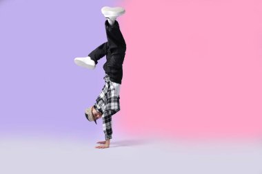 Renkli arka planda dans eden şık elbiseli çocuk, metin için alan