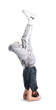 Beyaz arka planda dans eden şık elbiseli bir çocuk.