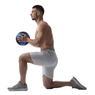 Beyaz arka planda ilaç topuyla egzersiz yapan adam.