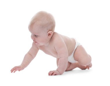 Beyaz arka plan üzerinde sürünerek şirin bebek