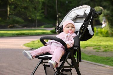 Parktaki bebek arabasında şirin bir bebek. Metin için boşluk