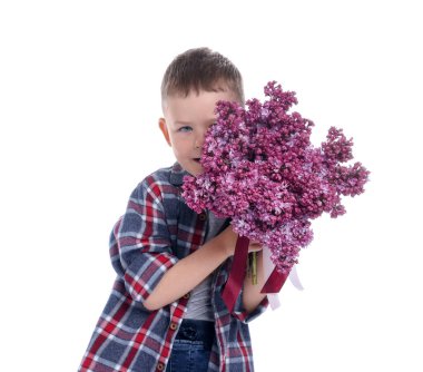 Beyaz arka planda bir buket leylak çiçekli küçük çocuk.