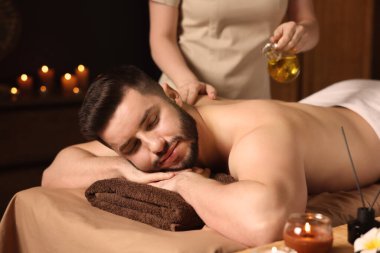 Adam spa salonunda masaj yaptırıyor.
