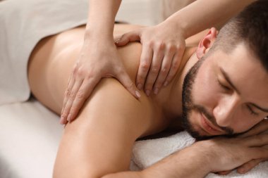 Adam spa salonunda masaj yaptırıyor.