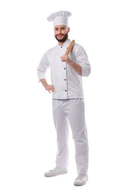 Üniformalı mutlu pastacı beyaz arka planda merdane tutuyor.