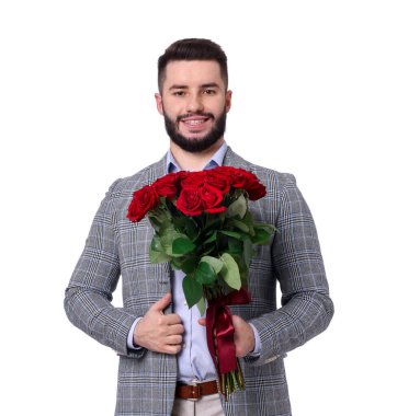 Kırmızı gül buketi olan mutlu bir adam beyaz arka planda baş parmağını gösteriyor.