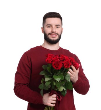 Beyaz arka planda kırmızı gül buketi olan mutlu adam.
