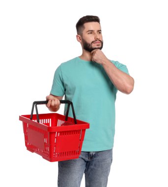 Beyaz arka planda boş alışveriş sepeti olan adam.