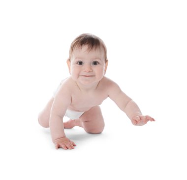 Beyaz arka plan üzerinde sürünerek şirin bebek