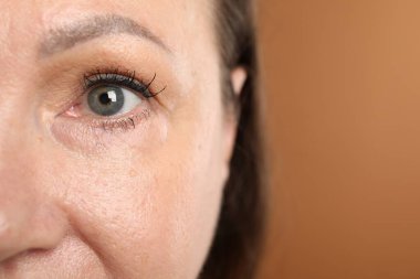 Kahverengi arka planda estetik ameliyattan önceki kadın, yakın plan. Metin için boşluk