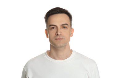 Beyaz arka planda tıraş olduktan sonra yakışıklı bir adam.