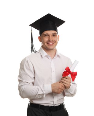 Mezun olduktan sonra beyaz arka planda diplomalı mutlu bir öğrenci.