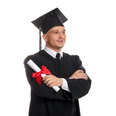 Mezun olduktan sonra beyaz arka planda diplomalı bir öğrenci.