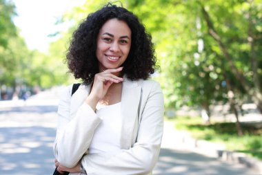 Açık havada gülümseyen Latin Amerikalı kadın portresi