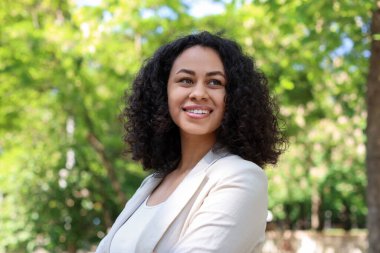 Açık havada gülümseyen Latin Amerikalı kadın portresi