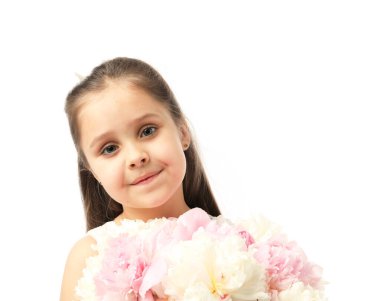 Beyaz arka planda bir buket güzel şakayığı olan tatlı küçük bir kız.