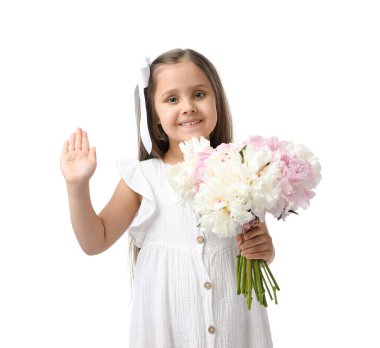 Beyaz arka planda bir buket güzel şakayığı olan tatlı küçük bir kız.