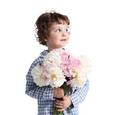 Beyaz arka planda bir buket güzel şakayığı olan sevimli küçük bir çocuk.