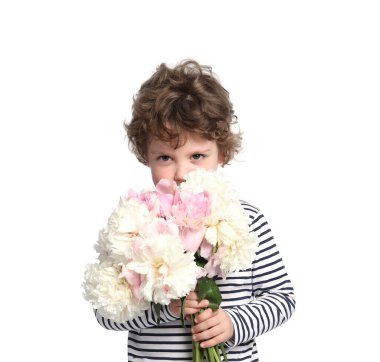 Beyaz arka planda bir buket güzel şakayığı olan sevimli küçük bir çocuk.