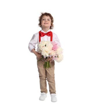 Beyaz arka planda bir buket güzel şakayığı olan sevimli küçük bir çocuk.