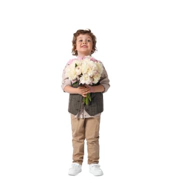 Beyaz arka planda bir buket güzel şakayığı olan sevimli küçük bir çocuk.