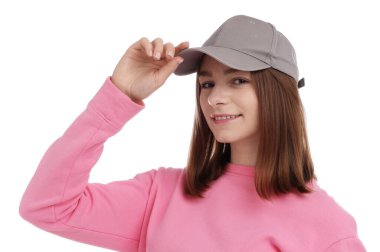 Beyaz arka planda şık gri beysbol şapkası giyen genç bir kadın.