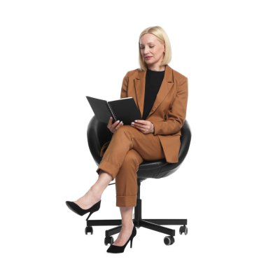 Ofis koltuğunda beyaz arka planda not defteri olan profesyonel psikolog.