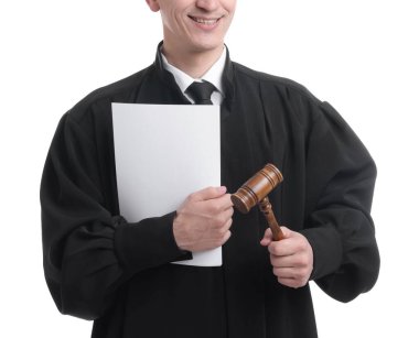 Çekiçle gülümseyen yargıç ve beyaz arkaplanda belgeler, yakın plan.