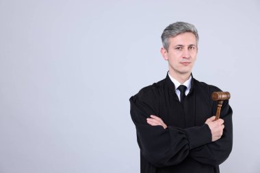 Gri arka planda tokmaklı yargıç. Metin için boşluk