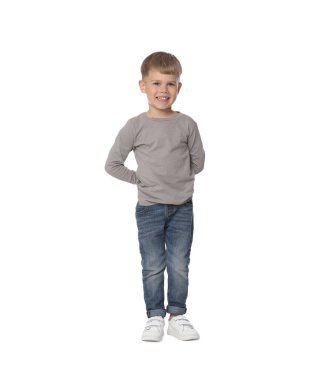 Mutlu küçük çocuk beyaz arka planda dans ediyor