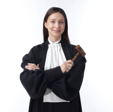 Beyaz arka planda çekiçle yargıç portresi