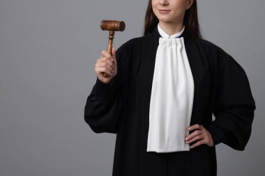 Gri arka planda tokmaklı yargıç, yakın plan. Metin için boşluk