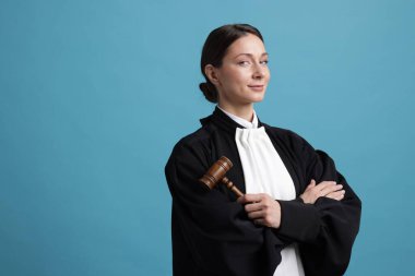 Açık mavi arkaplanda tokmak ile yargılama, metin için boşluk