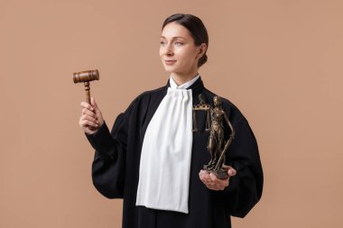 Açık kahverengi arka planda Adalet Anıtı 'nın çekici ve figürüyle yargıç