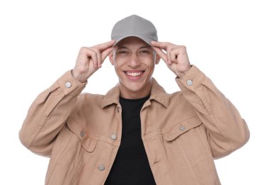 Beyaz arka planda şık gri beysbol şapkası giyen genç bir adam.