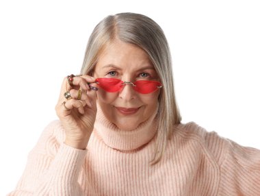 Beyaz arka planda farklı yüzükler ve güneş gözlüğü takan son sınıf öğrencisi bir kadın.