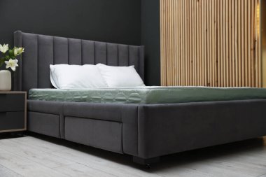 Rahat yatak, yeni yumuşak yatak ve yastıklar.