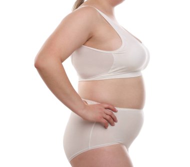 Kilo kaybı. Artı beyaz arka planda iç çamaşırlı kadın, yakın plan.