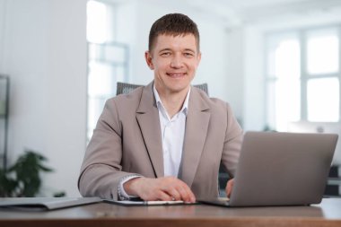 Ofisteki yakışıklı adamın portresi.