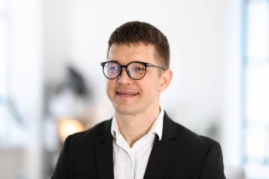 Yakışıklı orta yaşlı bir adamın portresi.