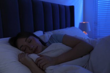 evde yatakta uyuyan güzel kadın