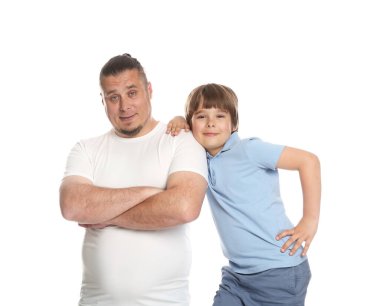 Beyaz arka planda oğlu olan bir baba.