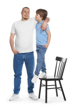 Beyaz arka planda oğlu olan bir baba.