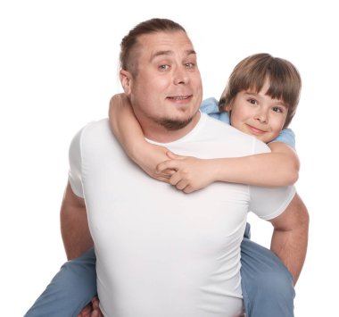 Baba ve oğlu beyaz arka planda birlikte eğleniyorlar.