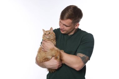 Beyaz arka planda sevimli kızıl kedisi olan adam.