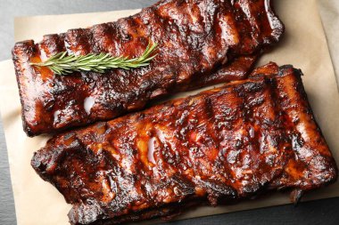 Siyah masadaki biberiyeli domuz pirzolası.