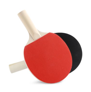 Beyaz üzerine izole edilmiş iki ping pong raketi.